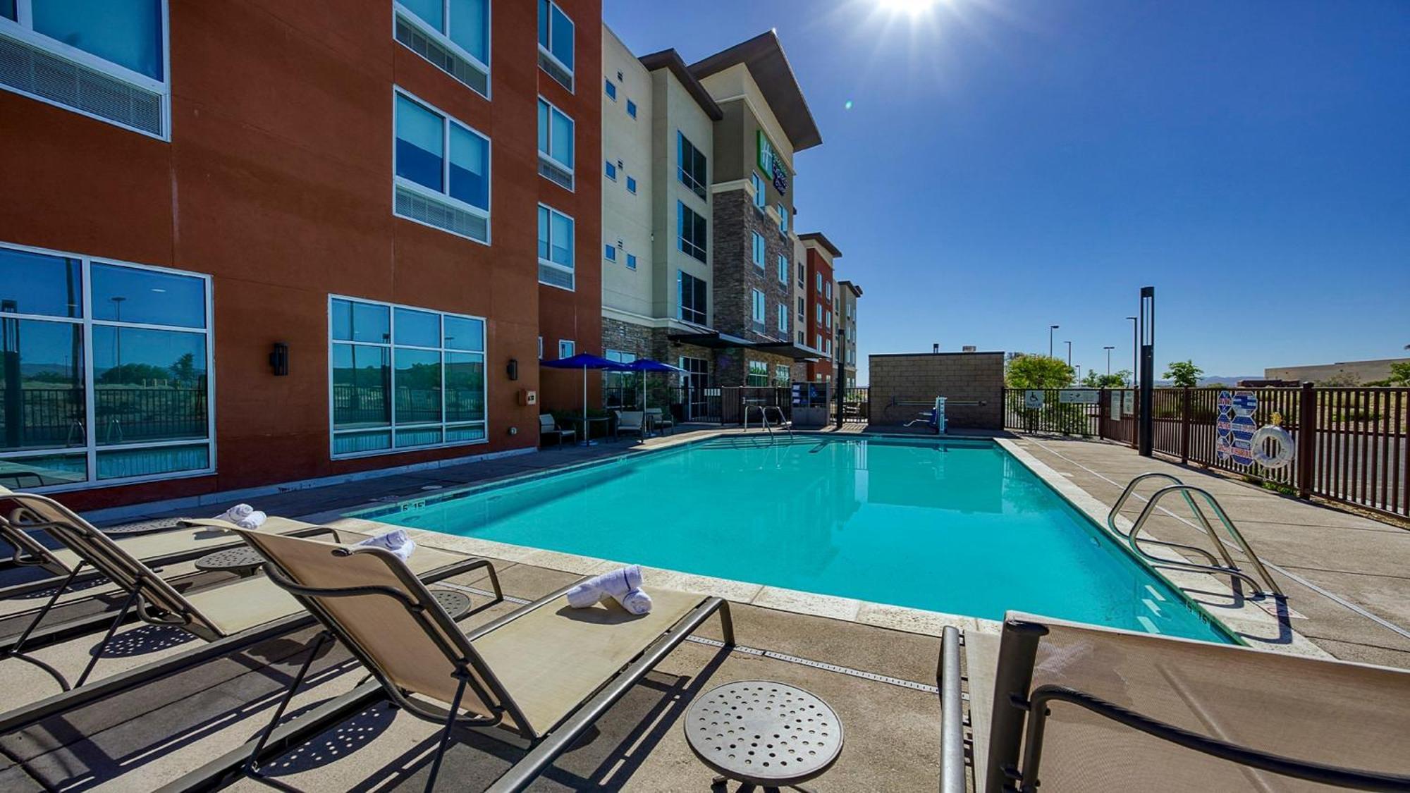 Holiday Inn Express & Suites Ridgecrest - China Lake By Ihg Eksteriør bilde
